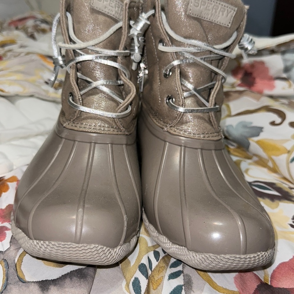 Sperrys preloved tan and gold in color size 9 1/2